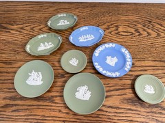 LARGE COLLECTION OF WEDGWOOD JASPER JASPERWARE MINIATURE PLATES TRINKET DISHES