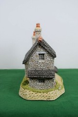 David Winter Stonecutter’s Cottage In excellent condition with a COA.