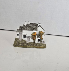 Lilliput Lane Dove Cottage Version 2. In mint condition, boxed with deed.