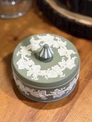 Vintage Wedgwood Sage Green Jasperware 5″ Round Finial Lid Trinket Jewelry Box