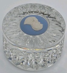 WEDGEWOOD LEAD CRYSTAL & JASPERWARE CAMEO CHARLES DICKENS PAPERWEIGHT