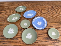 LARGE COLLECTION OF WEDGWOOD JASPER JASPERWARE MINIATURE PLATES TRINKET DISHES