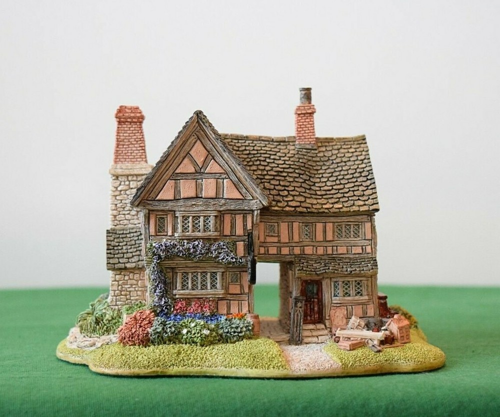 Lilliput Lane Junk and Disorderly. Mint in its original box with a deed.