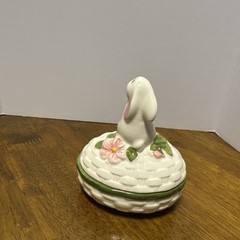 Vtg 1982 Avon Bunny Easter Egg Trinket Box – Basket Weave with Flowers (Brazil)