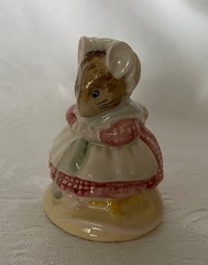 1990s Beswick Beatrix Potter THE OLD WOMAN WHO LIVED IN A SHOE KNITTING – Signed