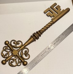 Vintage 1970 Golden KEY Wall Decor Sexton USA 19”