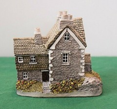Lilliput Lane Lakeside House Version 3. In excellent condition, boxed. Rare