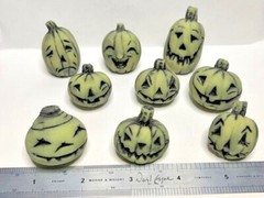 Harmony Kingdom Art Neil Eyre Designs Halloween glow in dark pumpkin patch set 9