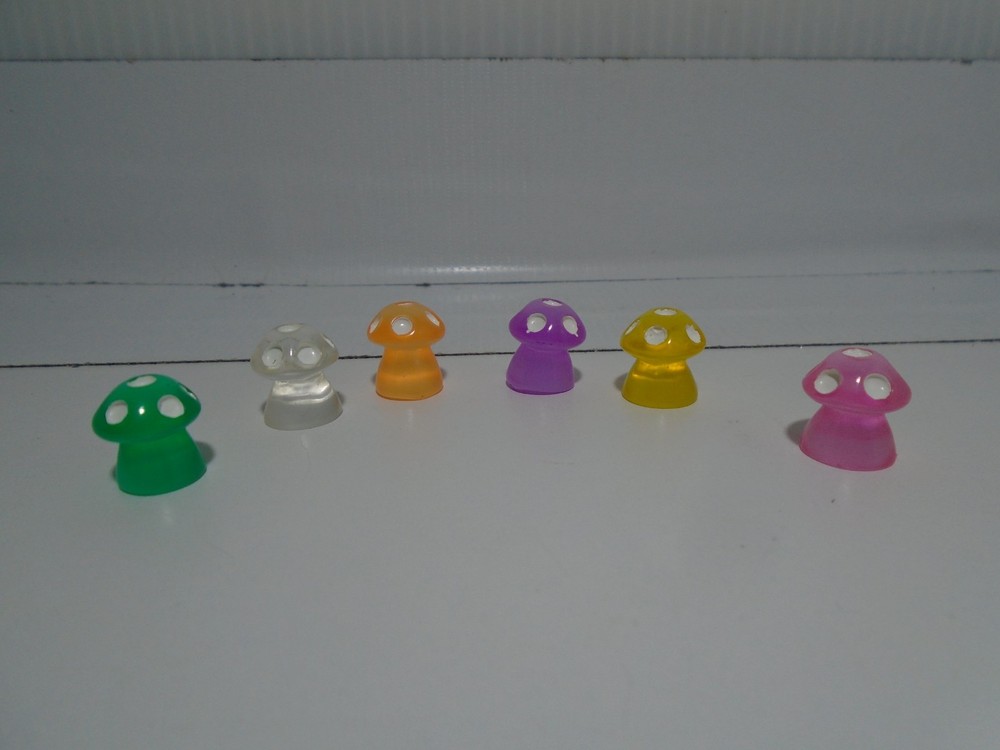 VINTAGE SET OF 6 MICRO MINIATURE GLASS MUSHROOMS .5″ FIGURES UNBRANDED (MF1478)