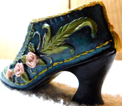 Unbranded~Tiny Molded Resin Painted Embossed Antique Women’s Mini. Shoe-Roses