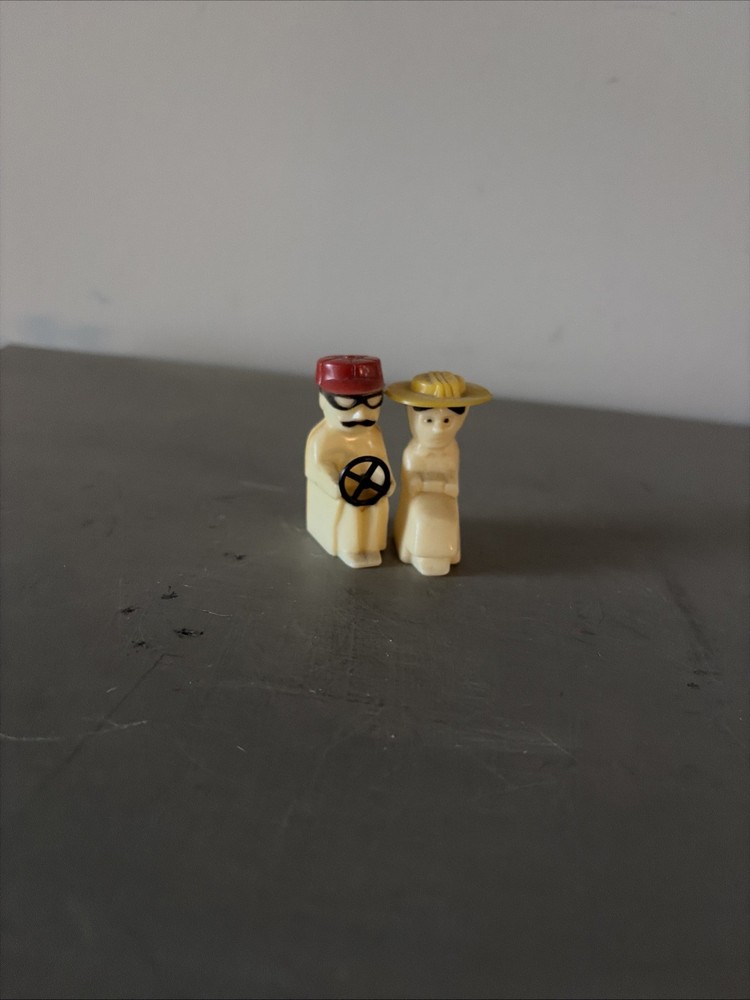 RARE ANTIQUE 1940s50s60s plastic man&woman driving Salt And Pepper Shakers Set