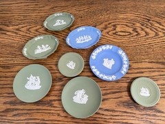 LARGE COLLECTION OF WEDGWOOD JASPER JASPERWARE MINIATURE PLATES TRINKET DISHES