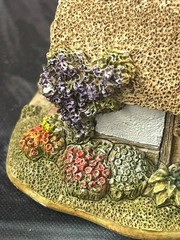 Roses are Red Lilliput Lane