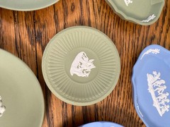 LARGE COLLECTION OF WEDGWOOD JASPER JASPERWARE MINIATURE PLATES TRINKET DISHES
