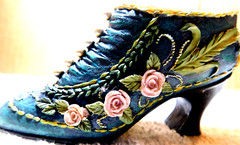 Unbranded~Tiny Molded Resin Painted Embossed Antique Women’s Mini. Shoe-Roses