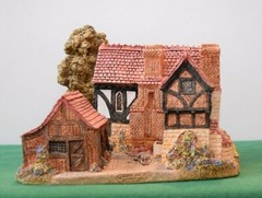 Lilliput Lane Warwick Hall In excellent condition, boxed. Signed. Version 3.