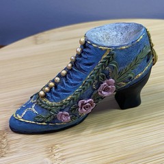 Unbranded~Tiny Molded Resin Painted Embossed Antique Mini Shoe-Roses-Victorian