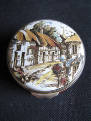 HERITAGE STAFFORD ENAMELS PILL BOX – QUAINT ENGLISH VILLAGE SCENE