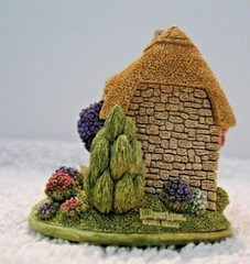 Lilliput Lane Collectibles Pride and Joy. Mint in original box with deed. L2510