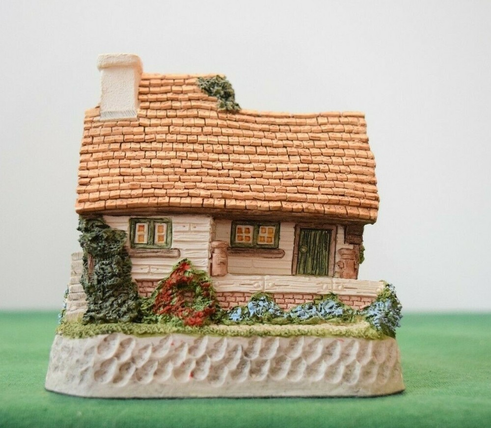 David Winter The Model Dairy In original box with COA. Guild # 21.