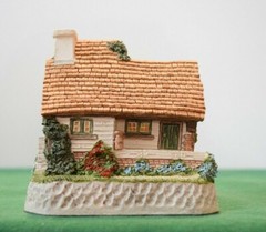 David Winter The Model Dairy In original box with COA. Guild # 21.