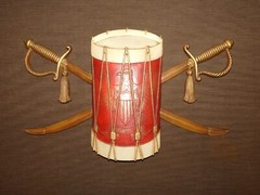 VINTAGE 20″ WIDE 12″ HIGH SEXTON METAL DRUM & SWORDS WALL HANG PLAQUE