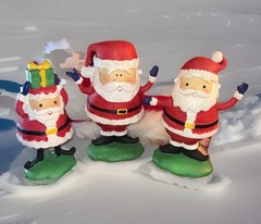 Mingle & Jingle (Boxed 3 Different Bobble Head Santas) 6 /14″, 6 1/8″ & 6″