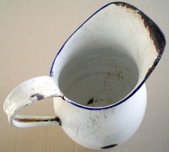 ONE VINTAGE WHITE ENAMEL POT **** UN ANCIEN POT EN ÉMAIL BLANC