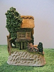 David Winter Enesco Little John’s Riverloft Mint in box. D1254