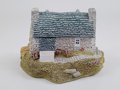 Vintage 1989 Lilliput Lane Inverlochie Hame, Handmade in Cumbria United Kingdom.