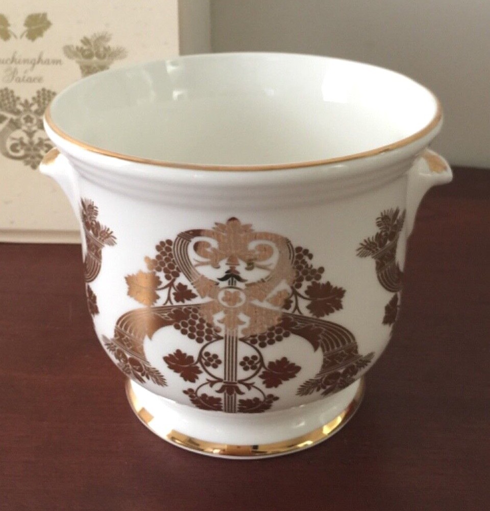 BUCKINGHAM PALACE SOUVENIR PLANTER FINE BONE CHINA GOLD TRIM QUEEN ELIZABETH II