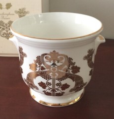 BUCKINGHAM PALACE SOUVENIR PLANTER FINE BONE CHINA GOLD TRIM QUEEN ELIZABETH II