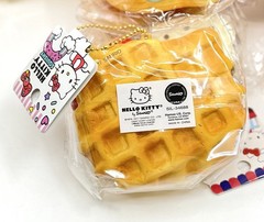 SANRIO Hamee HelloKitty Waffle Squishy Dangler Gold Ball Chain NEW 3in
