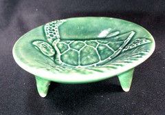 Bob Hoenig Maui 4.25” Sea Turtle Footed Trinket Dish Signed & Stingray Magnet