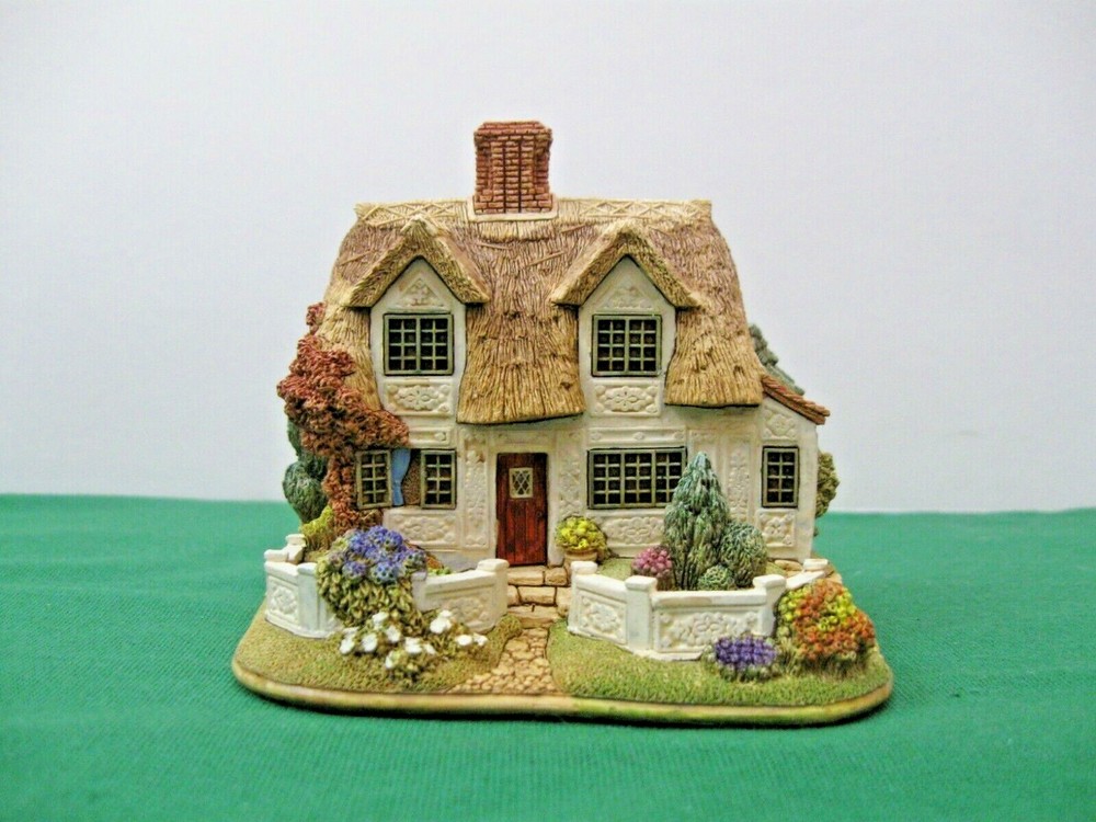 Lilliput Lane Pargeter’s Cottage Mint in original box with deed. L2865