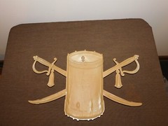 VINTAGE 20″ WIDE 12″ HIGH SEXTON METAL DRUM & SWORDS WALL HANG PLAQUE