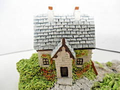 CRe Irish Country Cottage “Gate Lodge Co. Galway CC-011 Figurine/House 2.75” H
