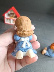 1983 Enesco Country Cousins Figurines Girls Playing With Dollhouse 3 In Tall