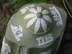 WEDGWOOD RARE TEA CADDY GREEN DIP JASPER AND WHITE RELIEFS OF ZEPHYRS AND GARLAN