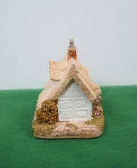 Lilliput Lane Clare Cottage Version 1. Mint in box with a deed.