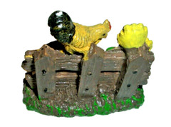VINTAGE UNBRANDED TWO (2) CERAMIC FARM ROOSTER FENCE KNICK-KNACKS – VG – READ