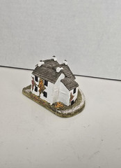 Lilliput Lane Dove Cottage Version 2. In mint condition, boxed with deed.