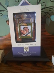 HALLMARK 2003 The Family Tree Keepsake Picture Ornament Display Tree & 5 Frames