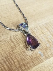 2005 Avon NA 18″ Color Pear Necklace with Luminous Accents