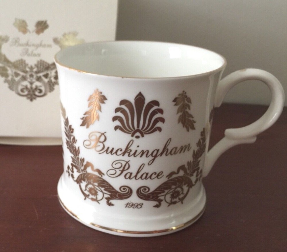 BUCKINGHAM PALACE SOUVENIR TEA CUP FINE BONE CHINA GOLD TRIM QUEEN ELIZABETH II