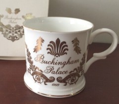 BUCKINGHAM PALACE SOUVENIR TEA CUP FINE BONE CHINA GOLD TRIM QUEEN ELIZABETH II
