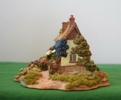 Lilliput Lane Summer Days Mint in original box with a deed. L2059