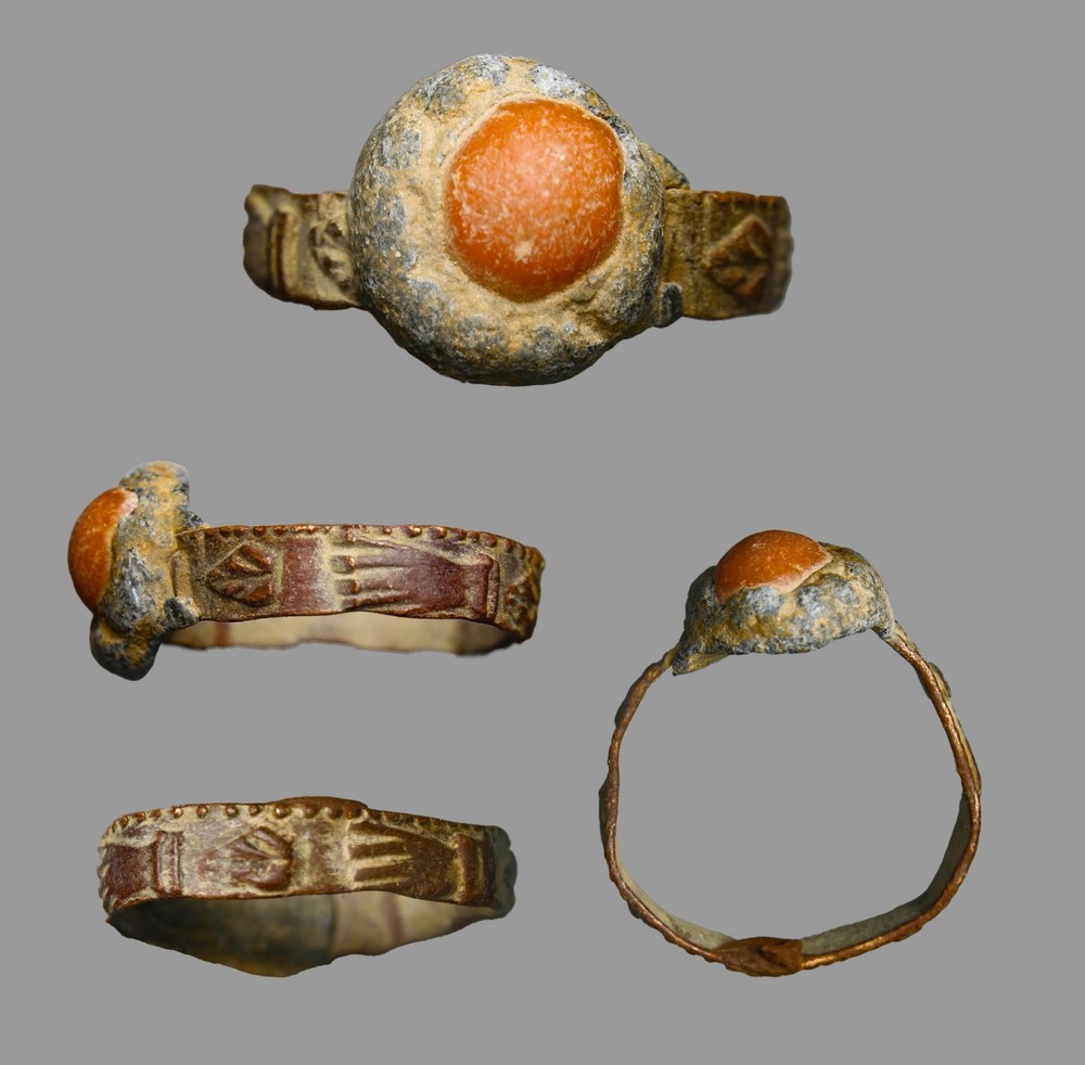 Holy Land Find Ancient Crusader Bronze Ring Carnelian Cabochon Hand Detailed