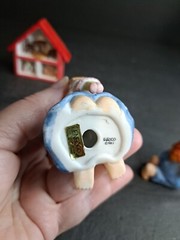 1983 Enesco Country Cousins Figurines Girls Playing With Dollhouse 3 In Tall