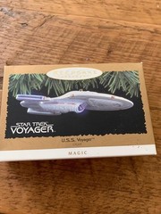 Hallmark Keepsake Ornament U.S.S. Voyager USS Star Trek Ship Magic 1996